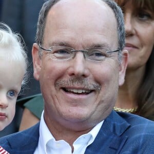 Le prince Albert II de Monaco qui se fait pousser la moustache durant le traditionnel pique-nique des monégasques au parc Princesse Antoinette à Monaco le 1er septembre 2017. © Olivier Huitel/Pool restreint Monaco/Bestimage