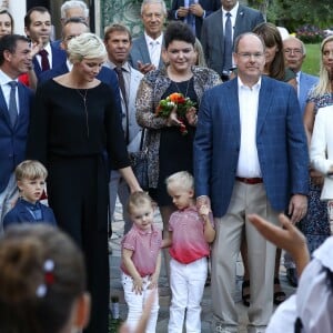 De gauche à droite, Jean Leonard de Massy, son fils Melchior, la princesse Charlene, Mélanie de Massy, le Prince Albert II de Monaco et en premier plan au centre, la princesse Gabriella et le prince Jacques durant le traditionnel pique-nique des monégasques au parc Princesse Antoinette à Monaco le 1er septembre 2017. © Olivier Huitel/Pool restreint Monaco/Bestimage