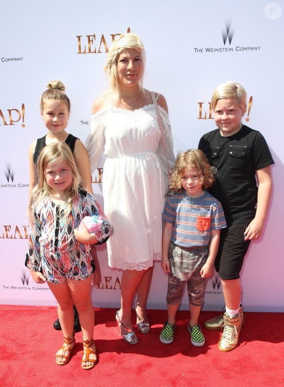 Tori Spelling et ses enfants Stella, Liam, Hattie et Finn à la première de "Leap !" au Pacific Theater de The Grove à Los Angeles, le 19 août 2017.