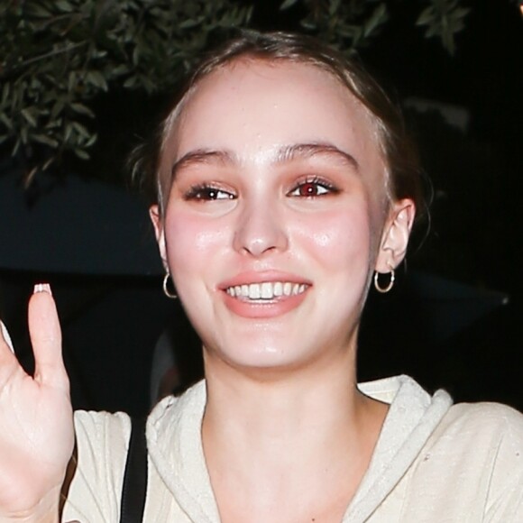 Lily-Rose Depp est allée dîner au restaurant Ago avec des amies à West Hollywood le 5 aout 2017.