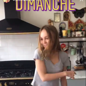 Capture d'écran de la story Instagram d'Alysson Paradis avec Lily-Rose Depp dansant sur Despacito.