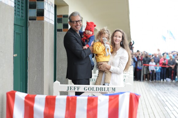 Jeff Goldblum, sa femme Emilie Livingston et leurs fils Charlie Ocean et River Joe - Inauguration de la cabine de Jeff Goldblum sur les planches lors du 43ème Festival du Cinéma Américain de Deauville, France, le 3 septembre 2017.  Jeff Goldblum with his wife and their sons at the inauguration of his cabin on board during the 43rd Deauville American Cinema Festival, September 3rd, 2017.03/09/2017 - Deauville