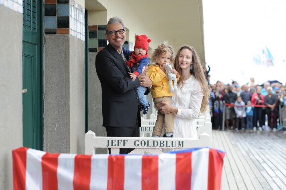 Jeff Goldblum, sa femme Emilie Livingston et leurs fils Charlie Ocean et River Joe - Inauguration de la cabine de Jeff Goldblum sur les planches lors du 43ème Festival du Cinéma Américain de Deauville, France, le 3 septembre 2017.