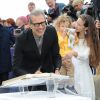 Jeff Goldblum, sa femme Emilie Livingston et son fils Charlie Ocean - Inauguration de la cabine de Jeff Goldblum sur les planches lors du 43ème Festival du Cinéma Américain de Deauville, France, le 3 septembre 2017