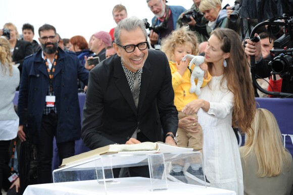 Jeff Goldblum, sa femme Emilie Livingston et son fils Charlie Ocean - Inauguration de la cabine de Jeff Goldblum sur les planches lors du 43ème Festival du Cinéma Américain de Deauville, France, le 3 septembre 2017