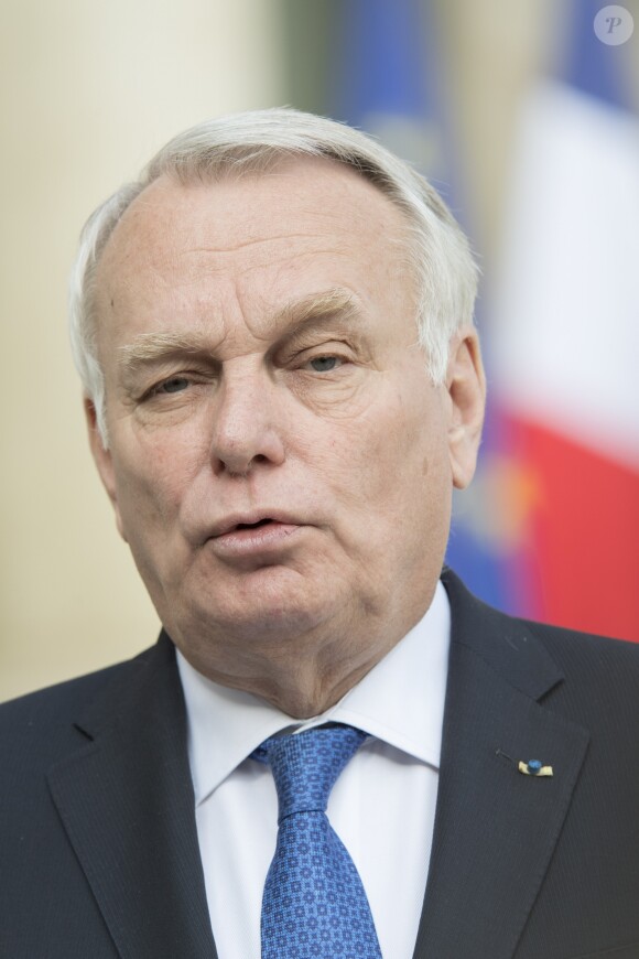 Jean-Marc Ayrault, ministre des affaires étrangères fait une déclaration à la presse à la sortie du conseil restreint de défense au palais de l'Elysée à Paris, le 26 avril 2017.