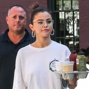 Selena Gomez prend une petit-déjeuner à emporter à New York le 4 septembre 2017.