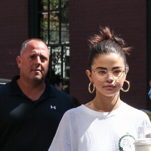 Selena Gomez prend une petit-déjeuner à emporter à New York le 4 septembre 2017.