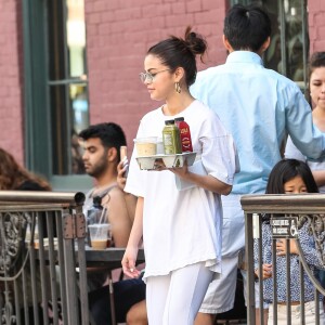 Selena Gomez prend une petit-déjeuner à emporter à New York le 4 septembre 2017.