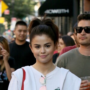 Selena Gomez se balade avec des amis dans les rues de New York, le 4 septembre 2017