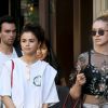 Selena Gomez se balade avec des amis dans les rues de New York, le 4 septembre 2017