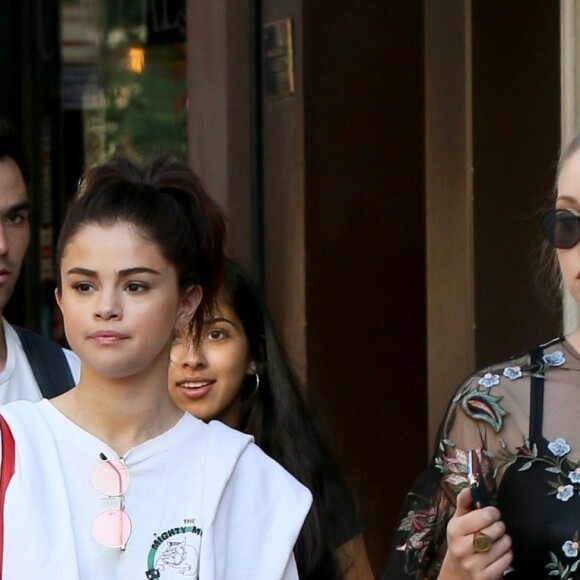 Selena Gomez se balade avec des amis dans les rues de New York, le 4 septembre 2017
