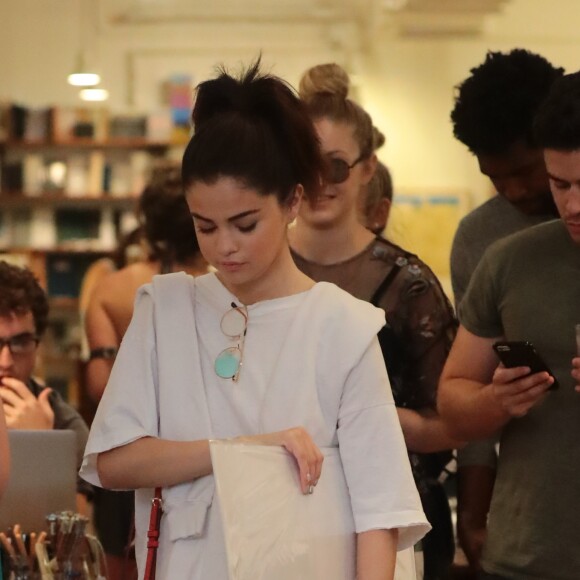 Selena Gomez va à la rencontre des ses fans pendant sa séance de shopping à New York, le 4 septembre 2017.