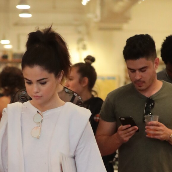 Selena Gomez va à la rencontre des ses fans pendant sa séance de shopping à New York, le 4 septembre 2017.