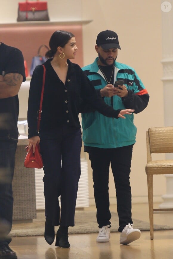 Selena Gomez et son compagnon The Weeknd sont allés faire du shopping chez Louis Vuitton dans le quartier SoHo à New York. Le couple est ensuite allé diner au restaurant Nobu. Le 3 septembre 2017