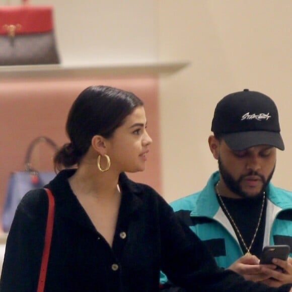 Selena Gomez et son compagnon The Weeknd sont allés faire du shopping chez Louis Vuitton dans le quartier SoHo à New York. Le couple est ensuite allé diner au restaurant Nobu. Le 3 septembre 2017