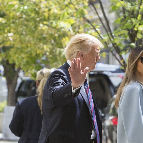 Le président des Etats-Unis Donald Trump et sa femme la Première Dame Melania Trump se rendent à l'église épiscopale St John de Washington, le 3 septembre 2017, pour prier pour les victimes d'Harvey.