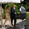 Le président Donald J. Trump et la première dame Melania Trump sortent sous la pluie de la Maison Blanche à Washington, DC. Donald Trump et son épouse Melania ont rendu visite à des rescapés de la tempête Harvey au Texas le 2 septembre 2017.