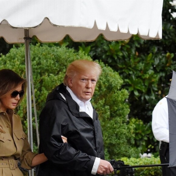 Le président Donald J. Trump et la première dame Melania Trump sortent sous la pluie de la Maison Blanche à Washington, DC. Donald Trump et son épouse Melania ont rendu visite à des rescapés de la tempête Harvey au Texas le 2 septembre 2017.