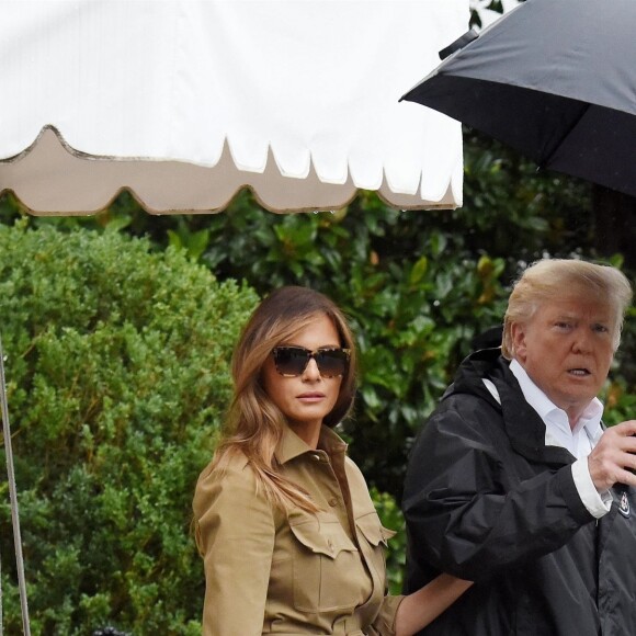 Le président Donald J. Trump et la première dame Melania Trump sortent sous la pluie de la Maison Blanche à Washington, DC. Donald Trump et son épouse Melania ont rendu visite à des rescapés de la tempête Harvey au Texas le 2 septembre 2017.