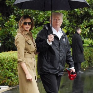 Le président Donald J. Trump et la première dame Melania Trump sortent sous la pluie de la Maison Blanche à Washington, DC. Donald Trump et son épouse Melania ont rendu visite à des rescapés de la tempête Harvey au Texas le 2 septembre 2017.