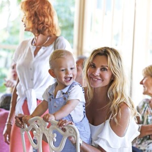 Ingrid Chauvin et son mari Thierry Peythieu fêtent l'anniversaire de leur fils Tom (1 an) à Disneyland Paris