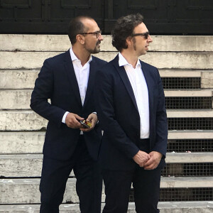 Stéphane Bern et Lionel Bounoua au mariage de Bruno Julliard avec Paul Le Goff à la mairie du 10ème arrondissement de Paris le 8 juillet 2017.