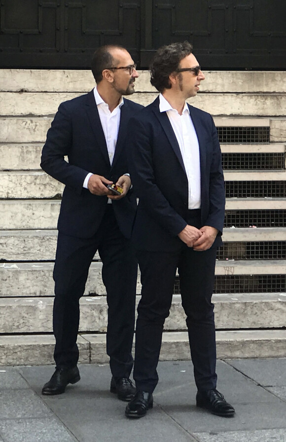 Stéphane Bern et Lionel Bounoua au mariage de Bruno Julliard avec Paul Le Goff à la mairie du 10ème arrondissement de Paris le 8 juillet 2017.