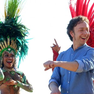 Exclusif - Stéphane Bern et Edouard Baer tournent l'émission "Soir de fête" pour France 2 sur la plage de Ipanema pour célébrer le Carnaval de Rio de Janeiro au Brésil pendant cinq jours, le 26 février 2017.