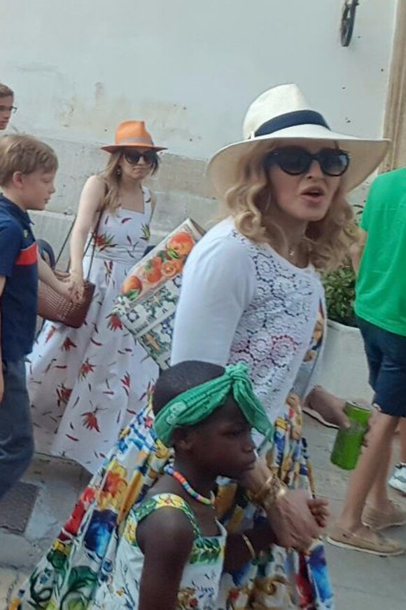 Exclusif - Madonna se balade avec ses enfants David Banda, Estere et Stella dans les rues de Lecce en Italie, le 17 août 2017