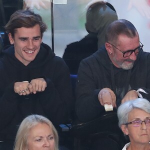 Antoine Griezmann avec son père Alain lors du match de finale du mondial de handball, France - Norvège à l'AccorHotels Arena à Paris, le 29 janvier 2017. © Cyril Moreau/Bestimage