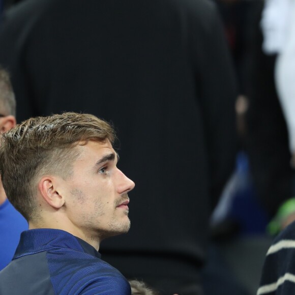 Antoine Griezmann avec ses parents Alain et Isabelle - Les joueurs retrouvent leur famille dans les tribunes à la fin du match de quart de finale de l'UEFA Euro 2016 France-Islande au Stade de France à Saint-Denis le 3 juillet 2016. © Cyril Moreau / Bestimage