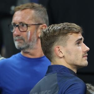 Antoine Griezmann avec son père Alain - Les joueurs retrouvent leur famille dans les tribunes à la fin du match de quart de finale de l'UEFA Euro 2016 France-Islande au Stade de France à Saint-Denis le 3 juillet 2016. © Cyril Moreau / Bestimage