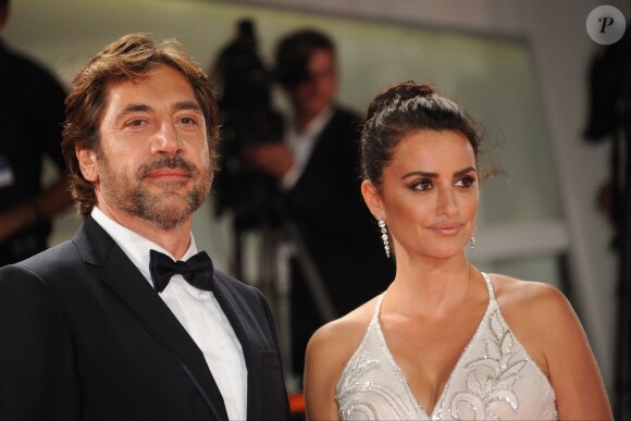 Les époux Javier Bardem et Penélope Cruz (robe Atelier Versace) à la première de "Loving Pablo" au 74ème Festival International du Film de Venise (Mostra), le 6 septembre 2017.