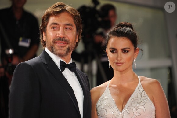 Les époux Javier Bardem et Penélope Cruz (robe Atelier Versace) à la première de "Loving Pablo" au 74ème Festival International du Film de Venise (Mostra), le 6 septembre 2017.