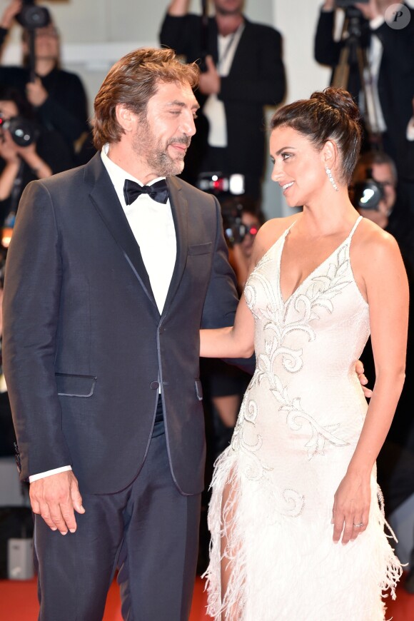 Les époux Javier Bardem et Penélope Cruz (robe Atelier Versace) à la première de "Loving Pablo" au 74ème Festival International du Film de Venise (Mostra), le 6 septembre 2017.