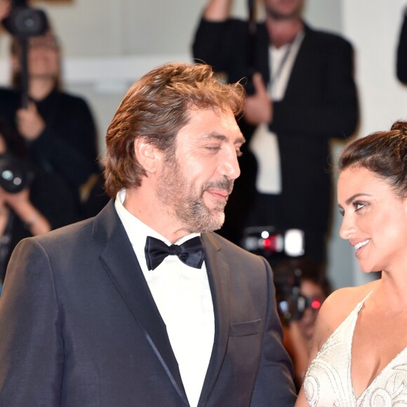 Les époux Javier Bardem et Penélope Cruz (robe Atelier Versace) à la première de "Loving Pablo" au 74ème Festival International du Film de Venise (Mostra), le 6 septembre 2017.