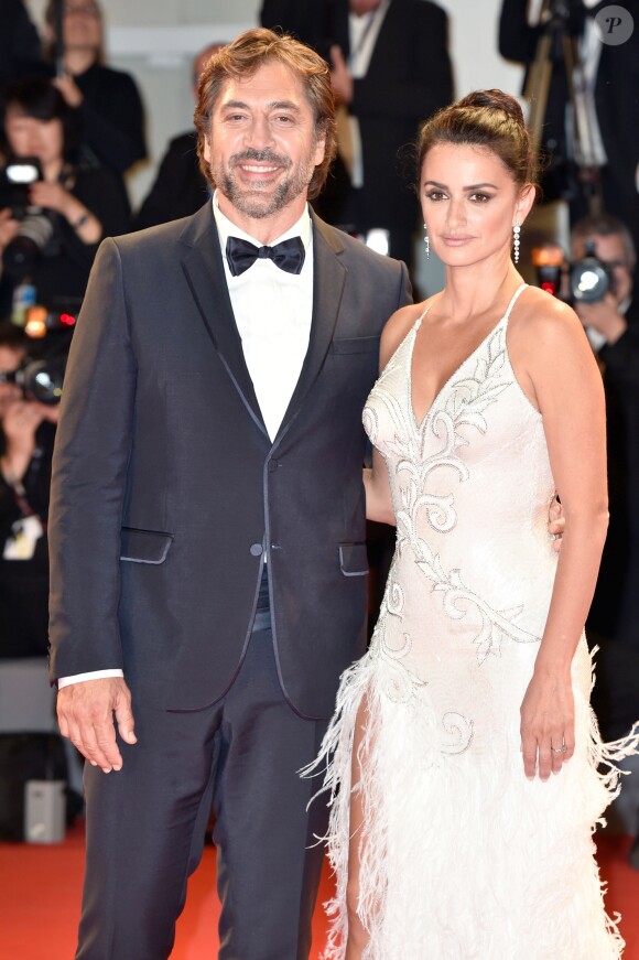 Les époux Javier Bardem et Penélope Cruz (robe Atelier Versace) à la première de "Loving Pablo" au 74ème Festival International du Film de Venise (Mostra), le 6 septembre 2017.