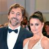 Les époux Javier Bardem et Penélope Cruz (robe Atelier Versace) à la première de "Loving Pablo" au 74ème Festival International du Film de Venise (Mostra), le 6 septembre 2017.