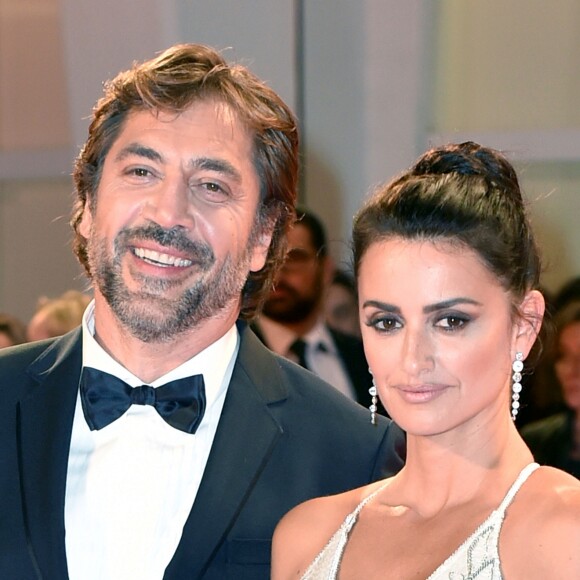 Les époux Javier Bardem et Penélope Cruz (robe Atelier Versace) à la première de "Loving Pablo" au 74ème Festival International du Film de Venise (Mostra), le 6 septembre 2017.