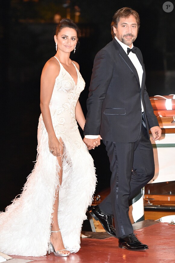 Les époux Javier Bardem et Penélope Cruz (robe Atelier Versace) à la première de "Loving Pablo" au 74ème Festival International du Film de Venise (Mostra), le 6 septembre 2017.