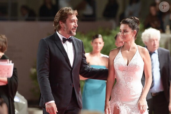 Les époux Javier Bardem et Penélope Cruz (robe Atelier Versace) à la première de "Loving Pablo" au 74ème Festival International du Film de Venise (Mostra), le 6 septembre 2017.