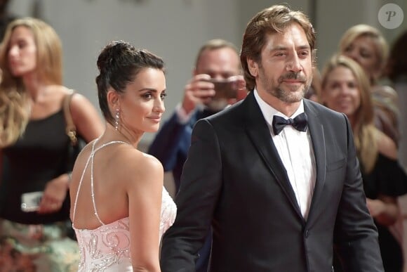 Les époux Javier Bardem et Penélope Cruz (robe Atelier Versace) à la première de "Loving Pablo" au 74ème Festival International du Film de Venise (Mostra), le 6 septembre 2017.