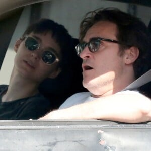 Exclusif - Joaquin Phoenix et sa compagne Rooney Mara se promènent en voiture à Los Feliz le 22 avril 2017.