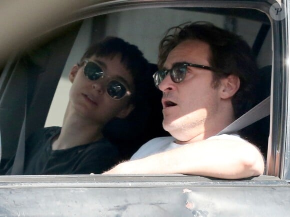 Exclusif - Joaquin Phoenix et sa compagne Rooney Mara se promènent en voiture à Los Feliz le 22 avril 2017.