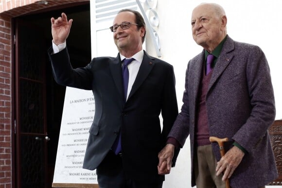 Pierre Bergé et le président de la République, François Hollande durant le pèlerinage littéraire de Médan à la Maison Zola-Musée Dreyfus, Médan, Yvelines, France, le 2 octobre 2016. © Stéphane Lemouton/BestImage