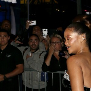 Rihanna salue ses fans à son arrivée à la soirée Fenty Beauty à New York, le 7 septembre 2017.