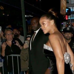 Rihanna salue ses fans à son arrivée à la soirée Fenty Beauty à New York, le 7 septembre 2017.