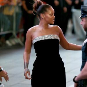 Rihanna salue ses fans à son arrivée à la soirée Fenty Beauty à New York, le 7 septembre 2017.