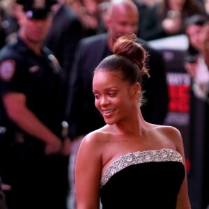 Rihanna salue ses fans à son arrivée à la soirée Fenty Beauty à New York, le 7 septembre 2017.